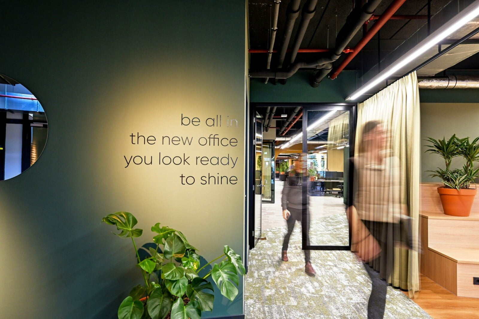 Inspirerende werkomgeving in Amsterdam met groene wand en tribune