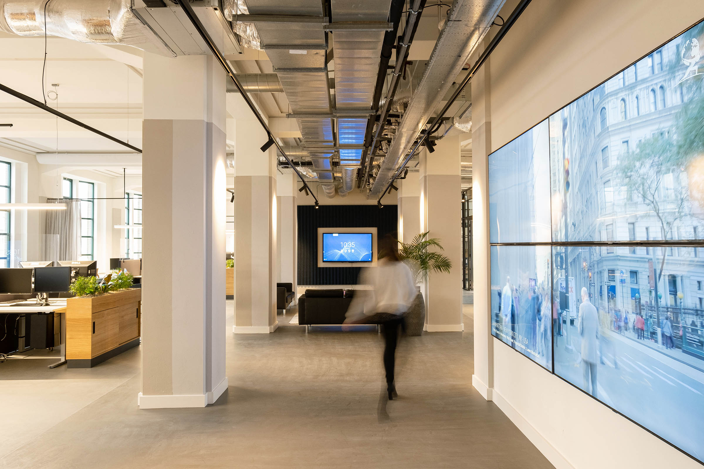 TV schermen in modern kantoor met open plafond