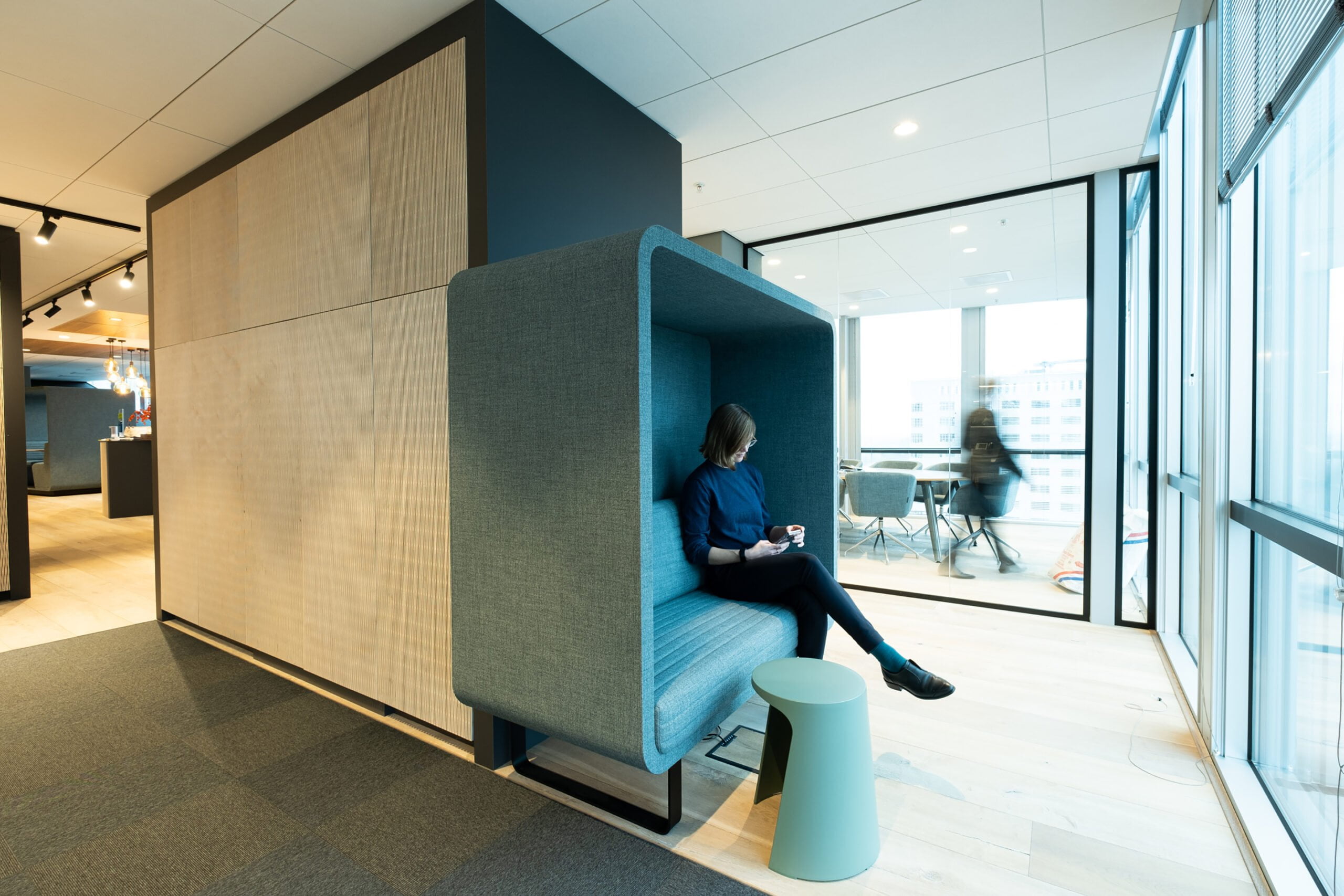 conceptual overlegbooth in modern kantoor aan zuidas