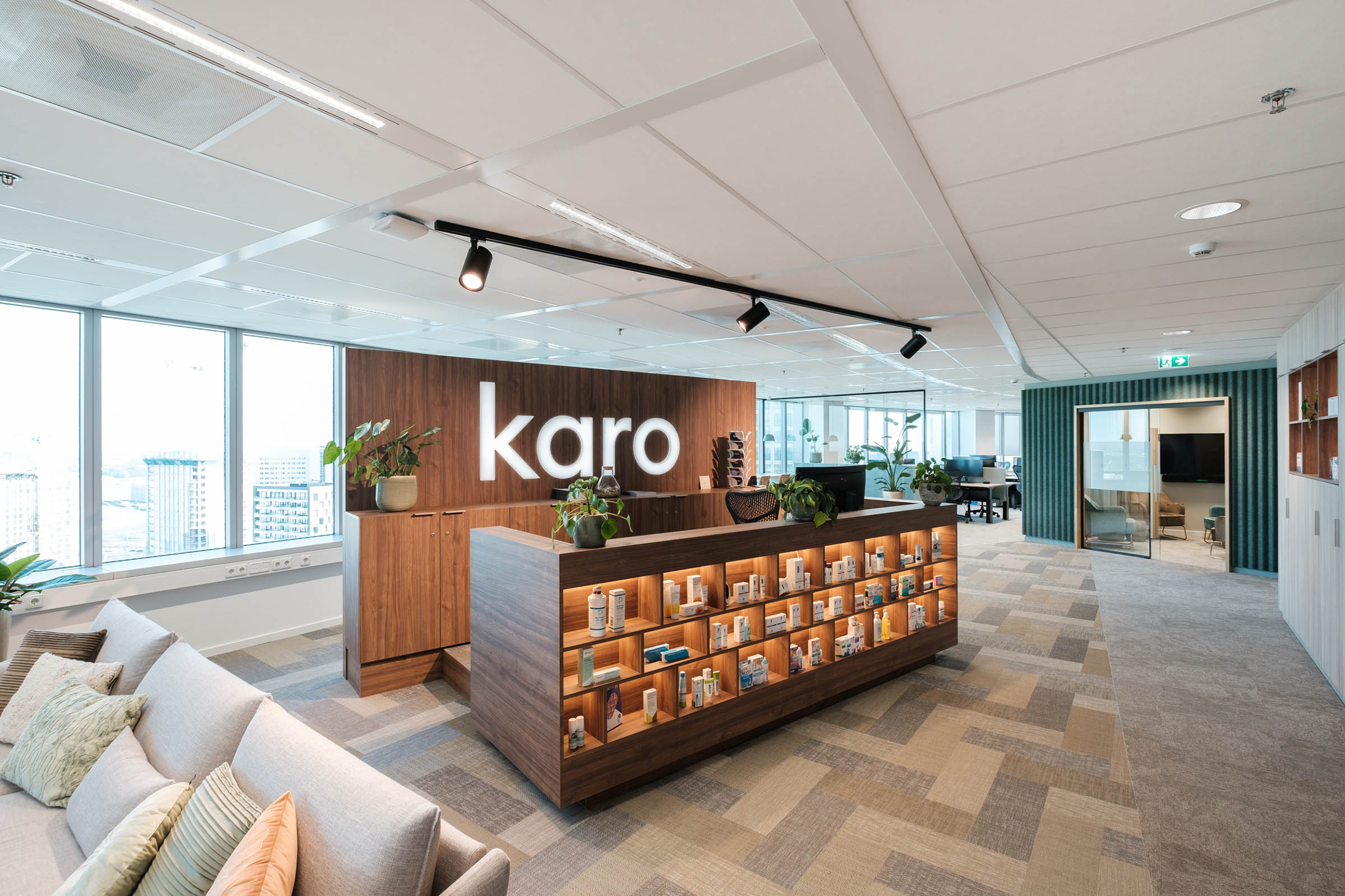 Uitnodigende receptie in modern kantoor centrum Rotterdam