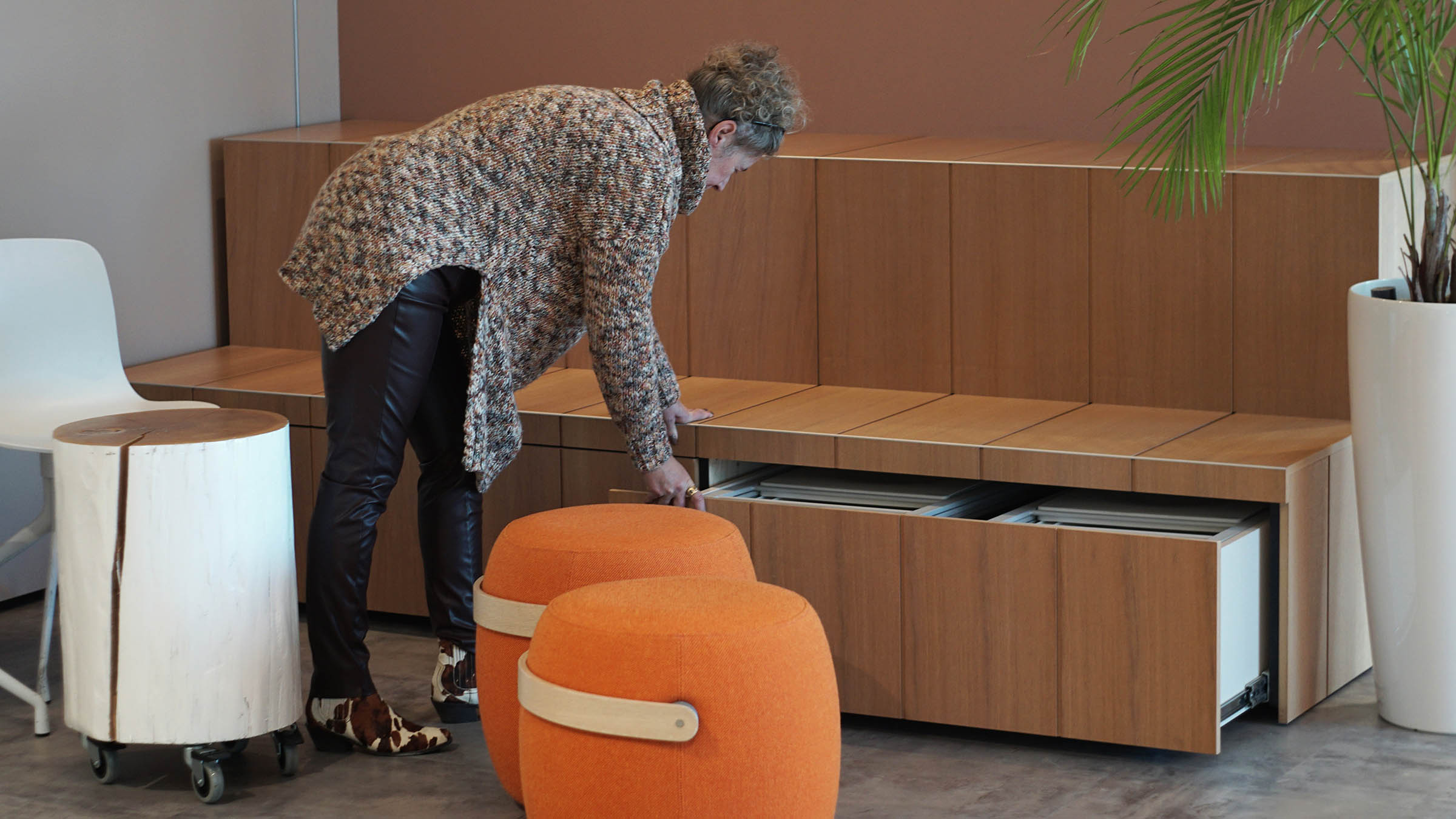 Refurbished tribune met opslag in modern kantoor met speelse poef