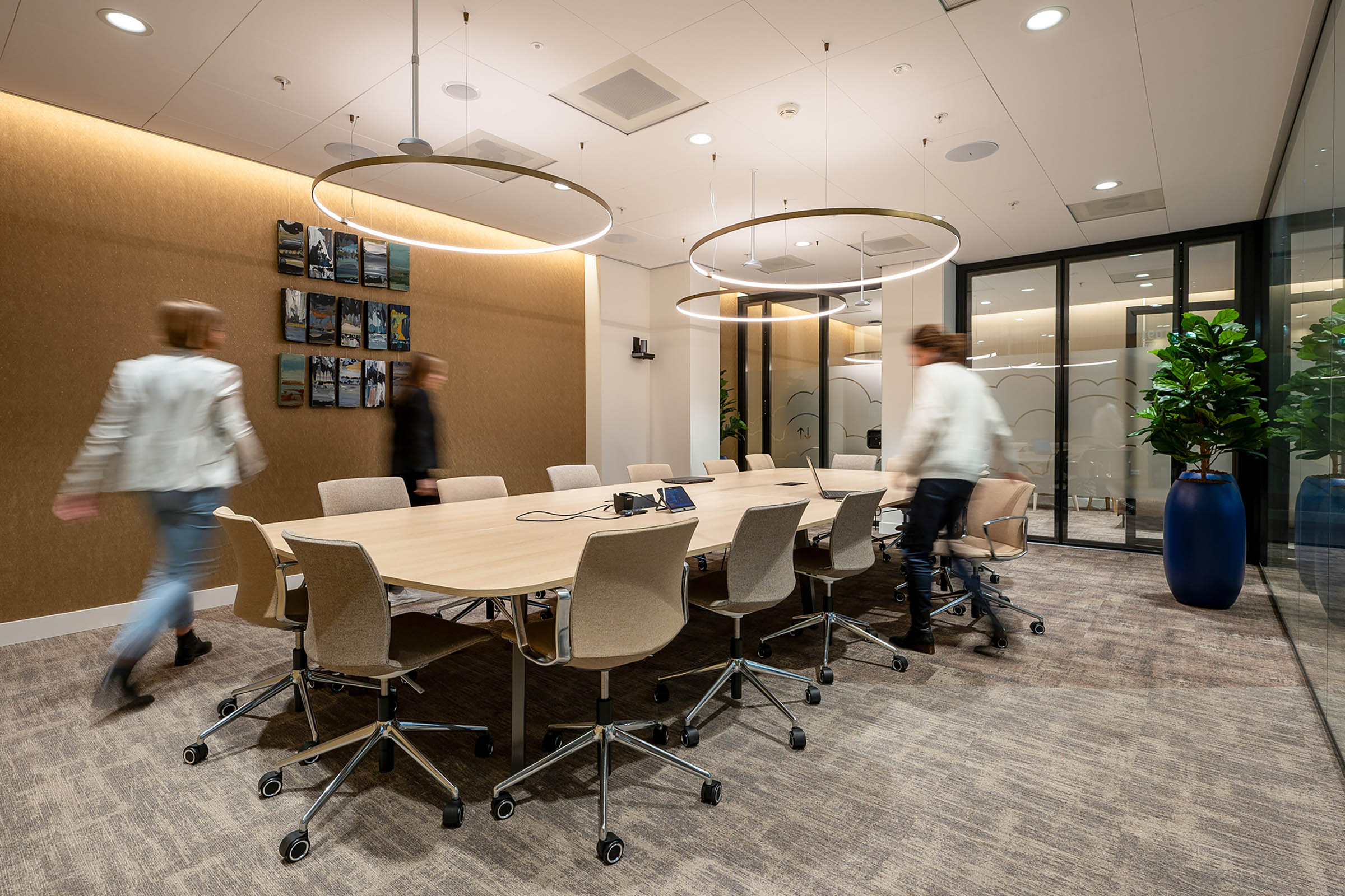 Moderne vergaderruimte van TU Delft met verrijdbare stoelen en sfeervolle verlichting in aardse tinten