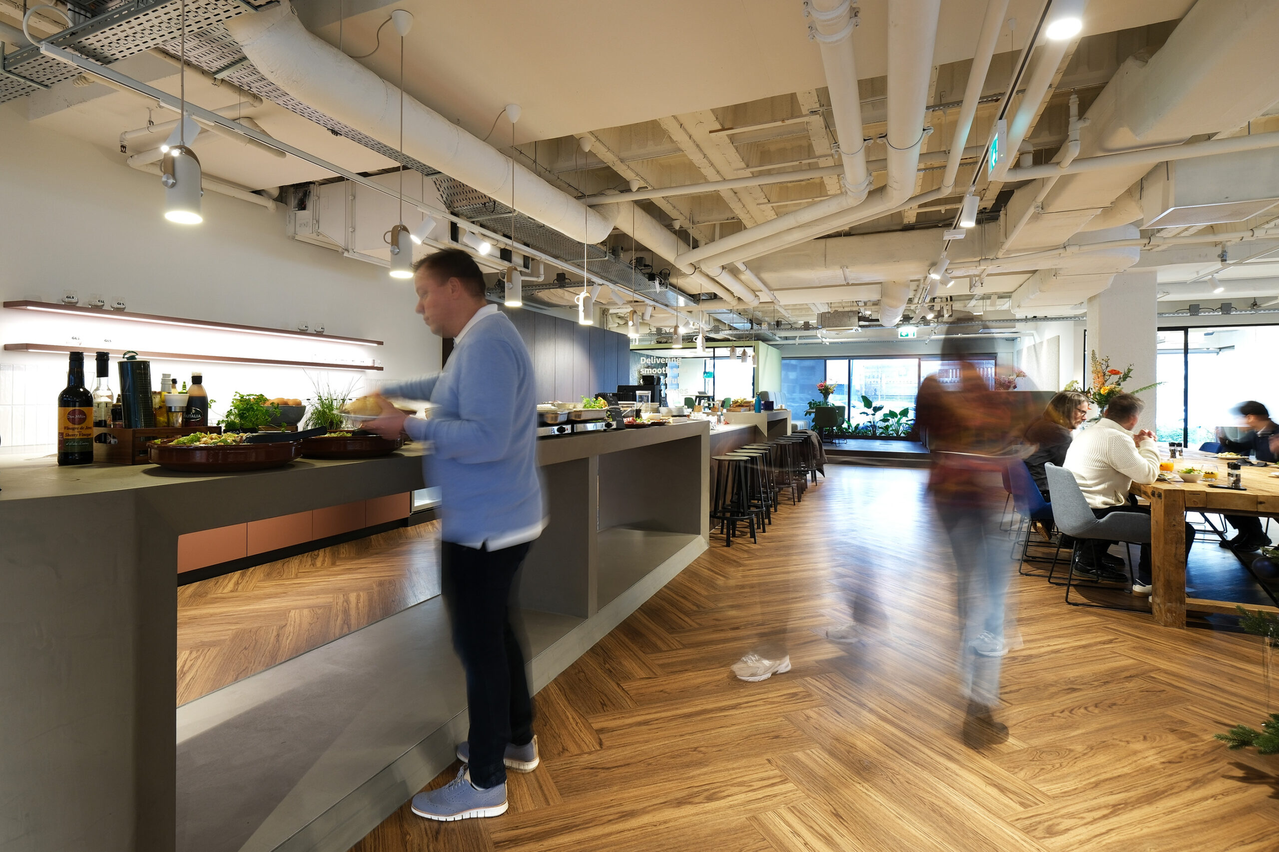 werknemers lunchen met gezonde lunch in modern en industrieel kantoor