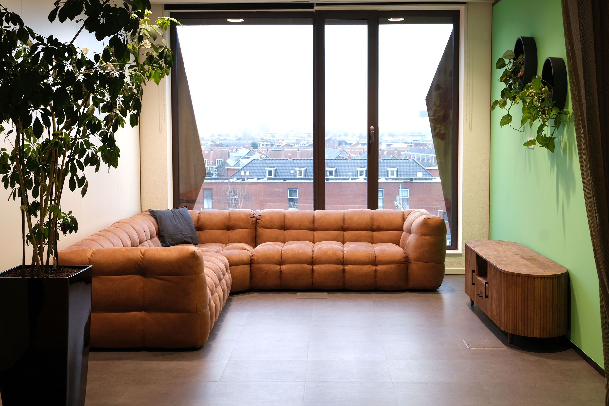 comfortabele bank in modern kantoor met veel groen