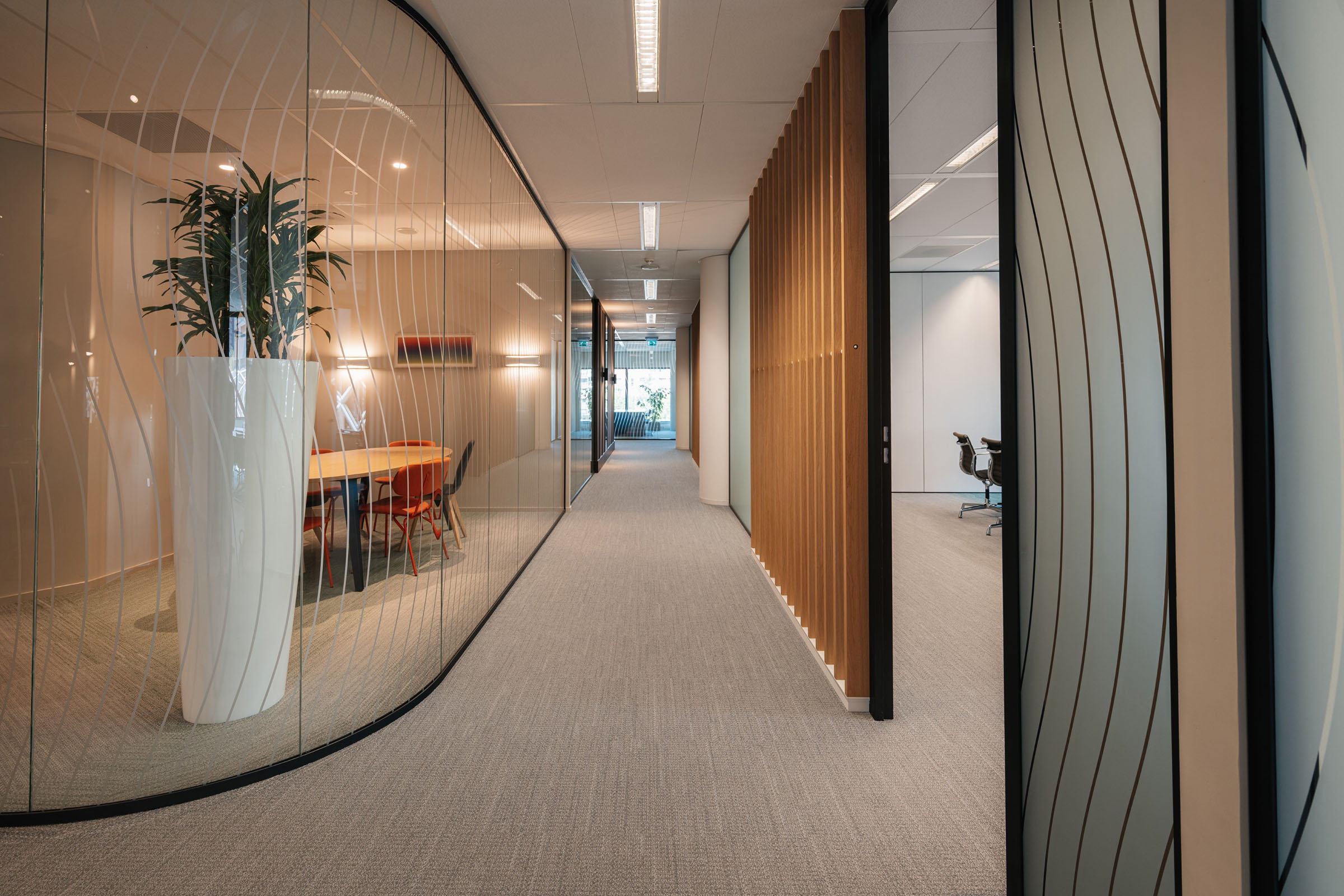 spreekruimtes en vergaderruimte in modern kantoor met grafische bestickering