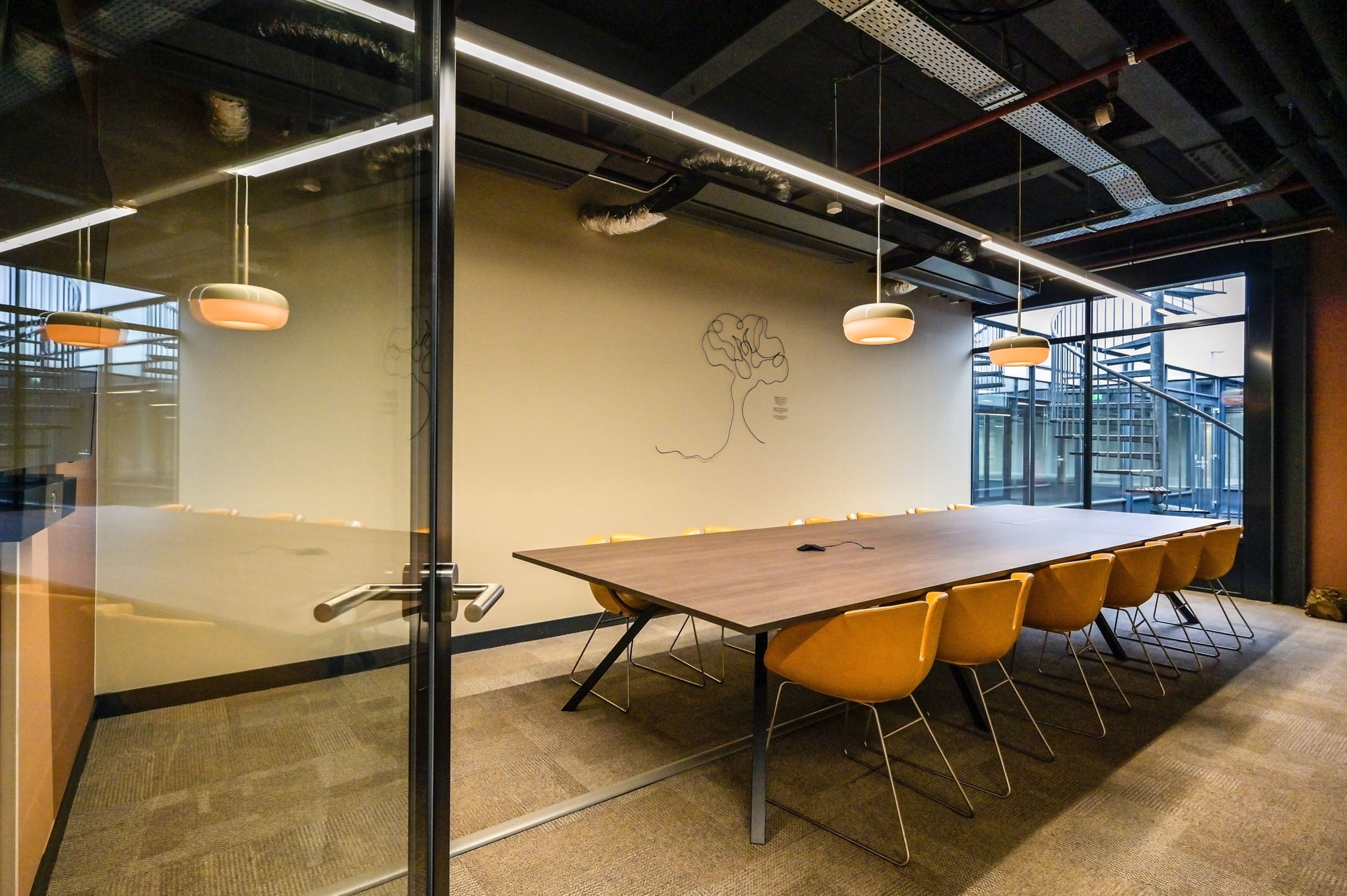 Industriële vergaderruimte met zwart plafond in modern kantoor